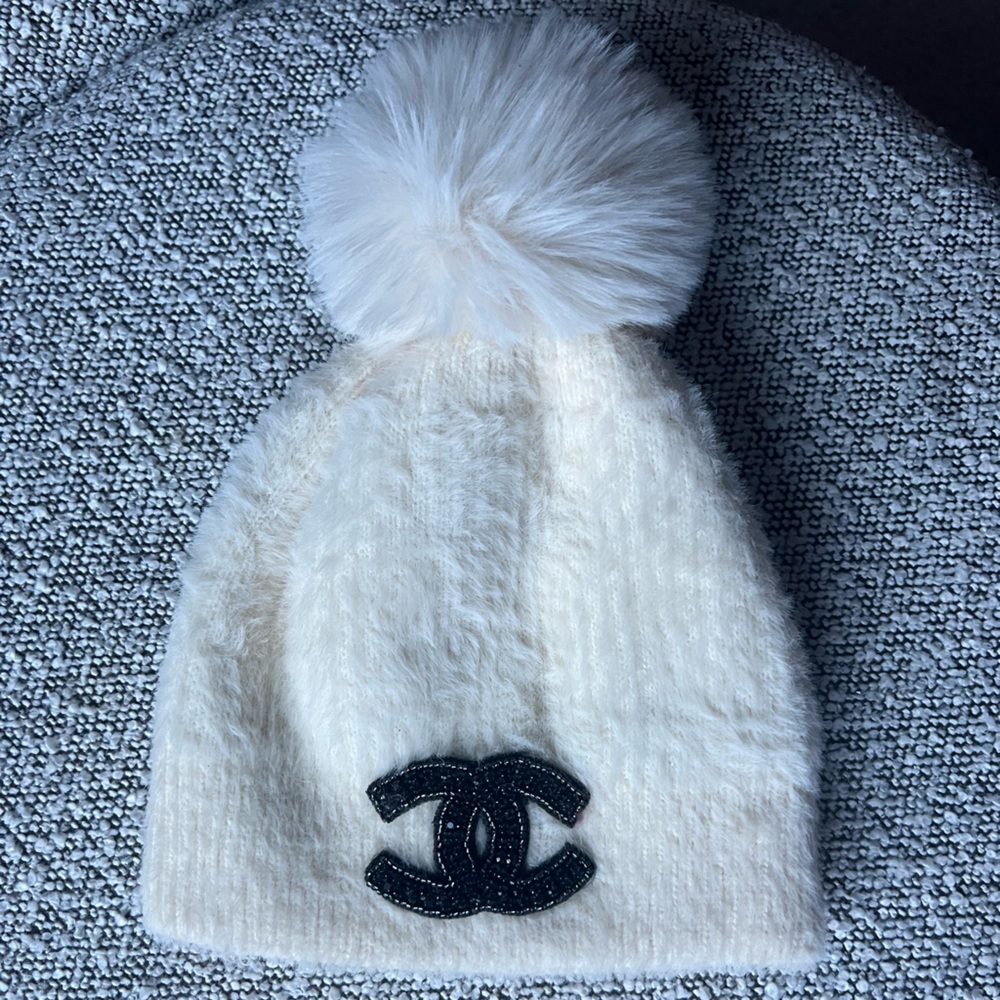 Faux fur pin pom hat